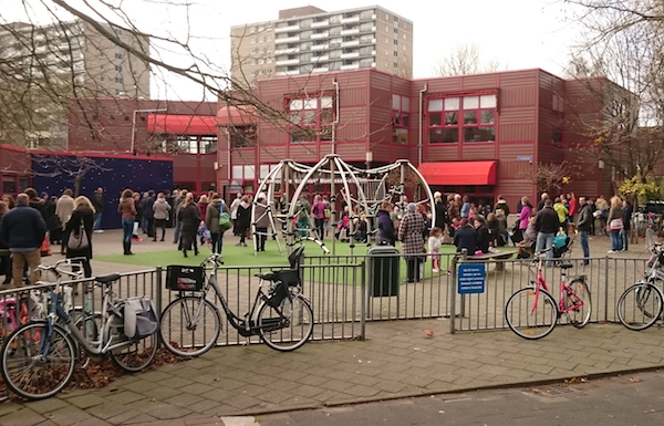 De ouders van de leerlingen van Montessorischool de Molenwiek weten nu wat ze te doen staat... 