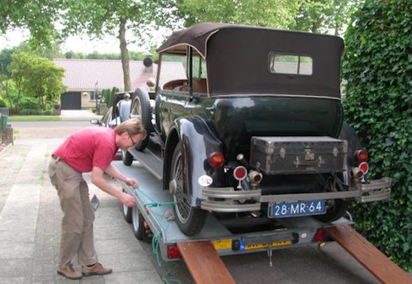 Piets zoon bevestigt de Rolls aan de trailer. Had ik al gezegd dat hij ook van sleutelen houdt? Toch die genen...